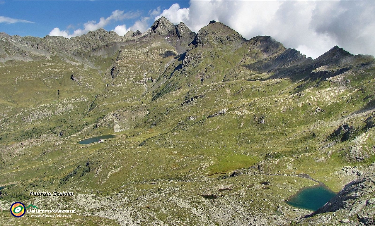 26 Dallo spallone verso la vetta, panorama sulla Conca del Calvi....JPG